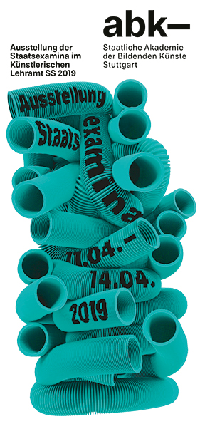 Plakat für eine Kunstausstellung in der Staatlichen Akademie der Bildenden Künste Stuttgart mit wellenförmigen, blaugrünen 3D-Textformen und Veranstaltungsdetails für den 11.–14. April 2019.