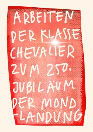 Rote rechteckige Form mit handgeschriebenem weißem deutschem Text über die Arbeiten der Chevalier-Klasse zum 250. Jahrestag der Mondlandung.