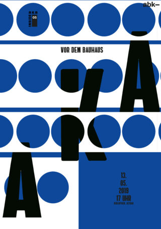 Ein Plakat mit blauen Kreisen, fetten schwarzen abstrakten Buchstaben und dem Text „VOR DEM BAUHAUS“, dem Veranstaltungsdatum „13.05.2019“, der Uhrzeit „17 UHR“ und dem Ort „BIBLIOTHEK, ATRIUM“.