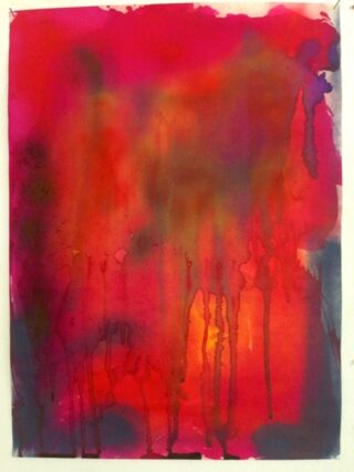 Abstraktes Gemälde mit ineinander übergehenden roten, rosa und violetten Aquarellfarben, mit vertikalen Tropfen und weichen, unscharfen Rändern.