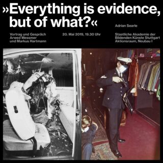 Geteiltes Bild: Links ist der durch einen Aufprall zerstörte Autoinnenraum zu sehen, rechts ein Polizist mit Taschenlampe, der eine Garderobe untersucht, während ein Kind vorbeigeht. Weißer Ereignistext überlagert das Bild.