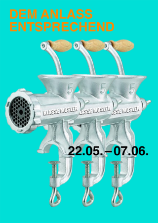 Drei Fleischwölfe aus Metall mit Holzgriffen sind auf türkisfarbenem Hintergrund angeordnet. Ober- und unterhalb der Wölfe ist deutscher Text in Orange und Schwarz zu sehen.