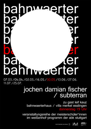 Plakat mit einem großen weißen Kreis, der den Text verdeckt. Veranstaltungsdaten und Namen sind aufgeführt, darunter „Jochen Damian Fischer / Subterran“ und Details einer Veranstaltung am Donnerstag um 19:00 Uhr.