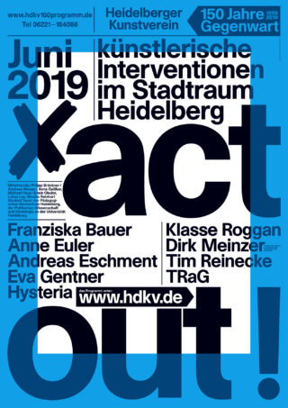 Ein Plakat mit fettem blau-schwarzem Text kündigt „Interventionen im Stadtraum Heidelberg“ im Juni 2019 an und listet die Namen der Künstler und Veranstaltungsdetails auf, mit „xact out!“ in großen Buchstaben.