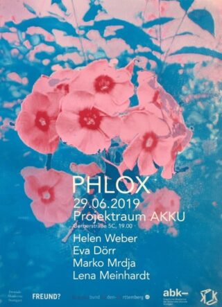 Plakat für eine Kunstaktion mit dem Titel „PHLOX“ am 29. Juni 2019 im Projektraum AKKU mit den Künstlern Helen Weber, Eva Dörr, Marko Mrdja und Lena Meinhardt, mit rosa Blumen als Hintergrund.