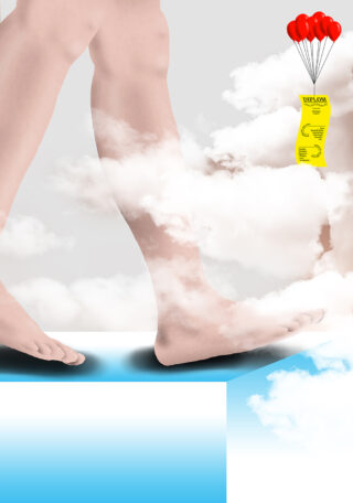 Eine Person steht barfuß am Rand einer Plattform, umgeben von Wolken; ein zusammengerolltes Diplom, das an roten Luftballons befestigt ist, schwebt in den Himmel.