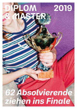 Eine Person in gestreiftem Hemd und roter Hose hält eine große Trophäe in den Händen. Der Text lautet: „DIPLOM & MASTER 2019, 62 Absolvierende ziehen ins Finale.“.