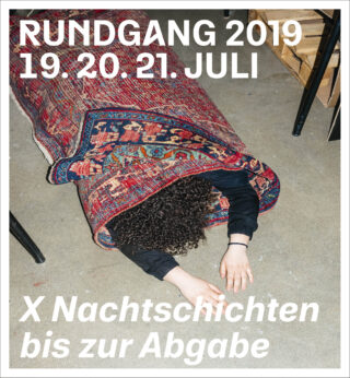 Eine Person liegt in einen gemusterten Teppich gehüllt auf dem Boden. Nur ihre Arme und ihr lockiges Haar sind zu sehen. Die Veranstaltungsdetails in deutscher Sprache sind in weißer Schrift eingeblendet.