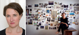 Eine Frau mit kurzen braunen Haaren ist auf einem Porträtfoto abgebildet und sitzt barfuß auf einem Tisch vor einer Wand, die mit verschiedenen Fotos und Bildern bedeckt ist.