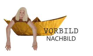Eine Person mit heller Haut und blondem Haar steigt aus einem goldenen Origami-Boot. Daneben stehen die Worte „VORBILD“ und „NACHBILD“.