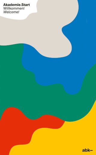Abstraktes Poster mit kräftigen, wellenförmigen Formen in Beige, Blau, Grün, Gelb und Rot und dem Text „Akademie.Start Willkommen! Welcome!“ in der oberen linken Ecke.