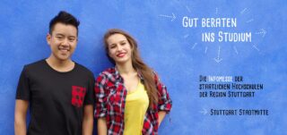 Zwei junge Erwachsene stehen lächelnd vor einer leuchtend blauen Wand mit einem deutschen Text, der für eine Hochschulinformationsmesse in Stuttgart wirbt.