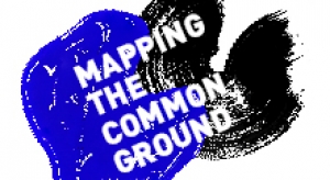 Blaue und schwarze abstrakte Pinselstriche mit dem darüber gelegten weißen Text „MAPPING THE COMMON GROUND“.