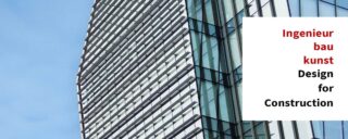 Moderne Glasfassade mit horizontalen Sonnenschutzlamellen; Textfeld mit der Aufschrift „Ingenieur bau kunst Design for Construction“ in Rot und Schwarz auf weißem Hintergrund.