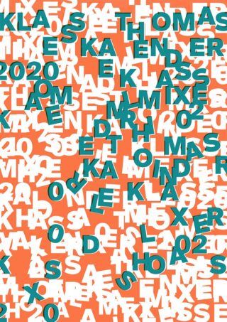 Überlappender blaugrüner und weißer Text, einschließlich der Wörter „KLASSE“, „THOMAS“, „2020“ und „MIXED“, auf einem orangefarbenen Hintergrund, wodurch ein chaotischer, vielschichtiger visueller Effekt entsteht.