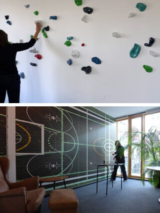 Oben: Person beim Klettern an einer weißen Indoor-Boulderwand mit bunten Griffen. Unten: Person steht in einem modernen Raum an einem Tisch vor einer mit der Grafik eines Sportplatzes dekorierten Wand.