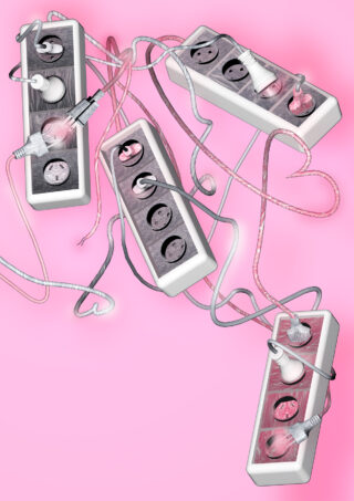 Auf einem rosa Hintergrund sind vier Steckdosenleisten mit rosa und weißen Kabeln miteinander verwickelt, wobei einige Stecker eingesteckt und andere ausgesteckt sind.