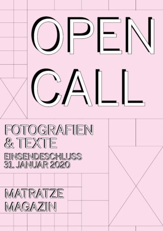 Plakat mit dem Text „OPEN CALL“ sucht Fotos und Texte für das Matratze Magazin, Einsendeschluss 31. Januar 2020, auf rosa geometrischem Hintergrund.