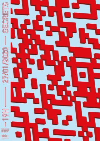 Poster mit roten abstrakten Blockformen auf hellblauem Hintergrund, mit dem Text „SECRETS“, „27/01/2020“ und „19H“ entlang der linken Seite in vertikaler Ausrichtung.