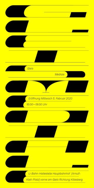 Poster mit abstrakten schwarzen Formen auf gelbem Hintergrund und deutschem Text zur Eröffnung der Veranstaltung „Gleis Mediale“ am 5. Februar 2020 an einem U-Bahnhof in Stuttgart.