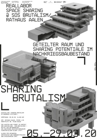 Poster mit drei Graustufenbildern brutalistischer Gebäude und deutschem und englischem Text zu einer Architekturausstellung mit dem Titel „Sharing Brutalism“ vom 5. bis 29. März 2020.