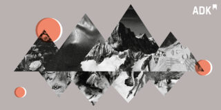 Geometrische Collage aus Bergen, Blumen, Tieren und künstlerischen Elementen in Graustufen in Dreiecken, mit orangefarbenen Kreisen auf grauem Hintergrund und dem Text „ADK“ in der Ecke.