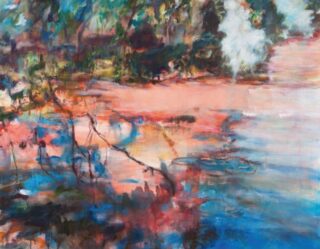 Ein abstraktes Gemälde zeigt eine farbenfrohe Landschaft mit blauem Wasser, rotbraunem Land, Ästen und einem unscharfen Hintergrund aus grünem Laub.