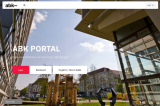 Screenshot der Anmeldeseite des ABK-Portals mit Anmeldeoptionen und einem Hintergrundbild mit modernen Gebäuden und einem Innenhof.