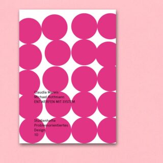 Ein Buchcover mit weißem Hintergrund und einem Muster aus leuchtend rosa Kreisen. Der Text lautet: „ENTWERFEN MIT SYSTEM“ und nennt die Autoren Claudia Mareis und Michael Mottmann.
