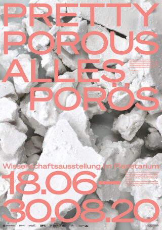 Poster mit großem rosa Text „PRETTY POROUS ALLES PORÖS“ über einem Bild von weißen, porösen Steinen; Details unten weisen auf eine Wissenschaftsausstellung vom 18.06. bis 30.08.20 in einem Planetarium hin.