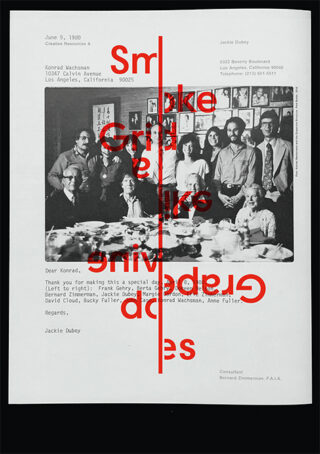 Über einem getippten Brief mit einem schwarz-weißen Gruppenfoto befindet sich ein großer, roter, teilweise transparenter Text mit der Aufschrift „Smoke Graphics.“.