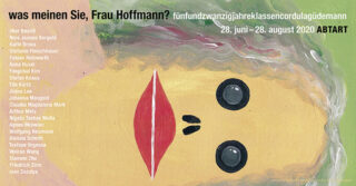 Abstraktes Gemälde eines Gesichts mit roten Lippen und großen Augen, neben Ausstellungsdetails und einer Liste von Künstlernamen auf einem strukturierten Hintergrund.