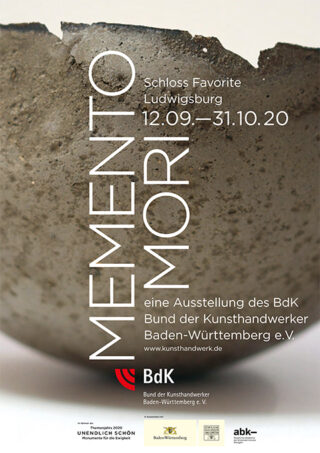 Plakat für eine Kunstausstellung mit dem Titel „Memento Mori“ im Schloss Favorite, Ludwigsburg, vom 12. September bis 31. Oktober 2020, mit einer Nahaufnahme eines gesprungenen Keramikobjekts.