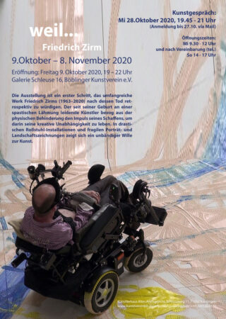 Eine Person im Rollstuhl betrachtet ein großes abstraktes Kunstwerk an einer Wand einer Kunstausstellung. Informationen zur Veranstaltung und Ausstellung sind über das Bild gedruckt.