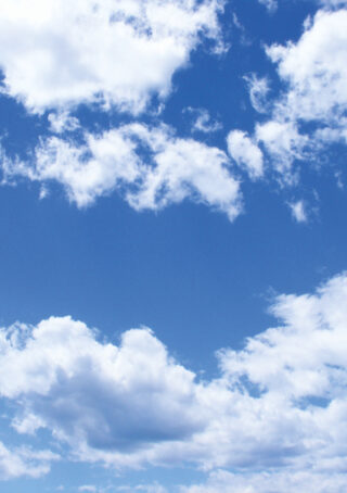Blauer Himmel mit vereinzelten weißen Wolken an einem klaren Tag.