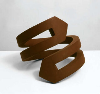 Eine braune, geometrische Skulptur mit zwei dicken, eckigen, spiralförmigen Bändern mit rechteckigen Ausschnitten vor einem schlichten Hintergrund.