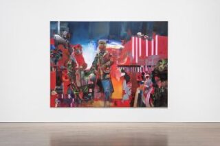 Ein farbenfrohes abstraktes Gemälde mit fragmentierten menschlichen Figuren und leuchtenden Rot-, Blau- und Rosatönen hängt an einer weißen Galeriewand über einem Holzboden.