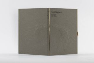 Ein graues Hardcover-Buch mit dem Titel „Tone Vigeland“ wird aufrecht stehend präsentiert, wobei Vorder- und Rückseite vor einem weißen Hintergrund sichtbar sind.