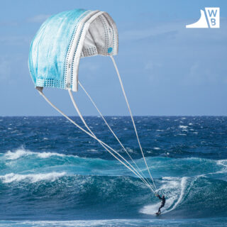 Eine Person kitesurft auf dem Meer und verwendet dabei eine riesige OP-Maske als Drachen. Oben rechts befindet sich ein weißes WB-Logo.