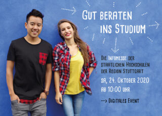 Ein junger Mann und eine junge Frau stehen lächelnd vor einer blauen Wand mit Veranstaltungsdetails auf Deutsch zu einer digitalen Studierendeninformationsmesse am 24. Oktober 2020 in Stuttgart.