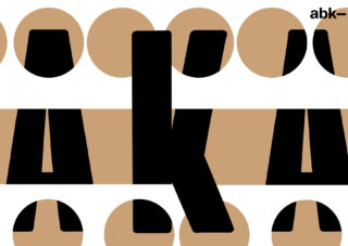 Große schwarze Buchstaben „AK“, die sich über einem Muster aus hellbraunen Kreisen auf weißem Hintergrund wiederholen, mit „abk–“ in kleiner schwarzer Schrift in der oberen rechten Ecke.