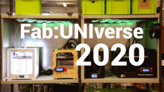 Regale mit drei 3D-Druckern, Filamentspulen und grünen Aufbewahrungsboxen. Über dem Bild steht in großem weißen Text: „Fab:UNIverse 2020“.