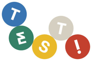 Fünf farbige Kreise zeigen jeweils einen Buchstaben und ergeben zusammen „TEST!“ in Blau, Grün, Hellbraun, Gelb und Rot, wobei das „E“ seitlich geneigt ist und am Ende ein „!“ steht.