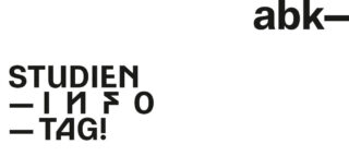 Schwarzer Text auf weißem Hintergrund lautet „STUDIEN INFO TAG!“ und „abk“ in großer, fetter, moderner Schrift mit minimalistischen Linien und Abständen.