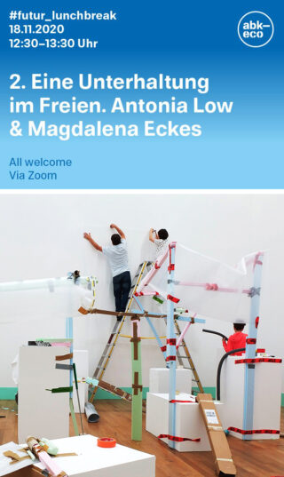 Zwei Personen installieren in einem hellen Innenraum ein Kunstwerk aus Holzbrettern, Klebeband und Plastikfolien. Oben werden Veranstaltungsdetails für ein Zoom-Gespräch angezeigt.