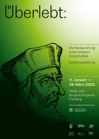 Plakat für eine Ausstellung mit dem Titel „Überlebt: Die Restaurierung eines Cranach-Holzschnittes“ mit grünem Farbverlaufshintergrund und einer Darstellung des Gesichts eines Mannes im Profil.