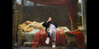 Eine moderne Person in Freizeitkleidung sitzt rauchend auf einem Bett vor einer liegenden nackten Frau in einer klassisch gemalten Umgebung.