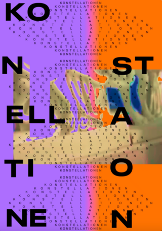 Abstraktes Bild mit großen schwarzen Buchstaben, die „KONSTELLATIONEN“ auf einem bunten, unscharfen Hintergrund buchstabieren, und wiederholtem kleineren „KONSTELLATIONEN“-Text, der überall verstreut ist.