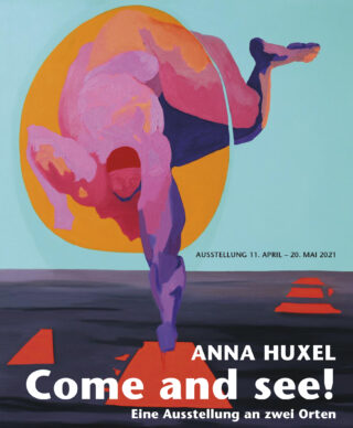 Abstraktes Gemälde einer Figur, die auf einer Hand in einem orangefarbenen Oval balanciert; unten eingeblendeter Ausstellungstext in Deutsch und Englisch.