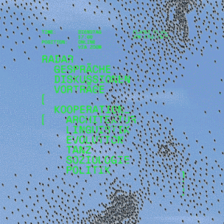 Ein Vogelschwarm fliegt vor einem blauen Himmel, darüber ist grüner deutscher Text mit Themen wie Diskussionen, Vorträgen, Zusammenarbeit, Architektur und Politik.